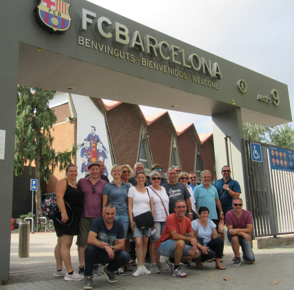 Haslach’s Alte Herren am Eingang zum Stadion „Camp Nou“ des FC Barcelona